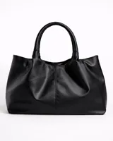 Cartera de mano negra de ecocuero, con diseño fruncido en los laterales y costura central. Cuenta con un botón para cerrar y un bolsillo interno.