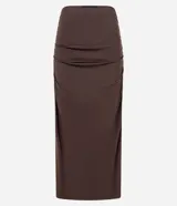 Pollera midi marrón con cintura elástica, frunces laterales y abertura trasera.