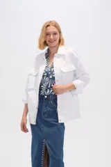 Chaqueta blanca de algodón con cuello camisero, cierre frontal con botones, bolsillos de parche y frunces en los hombros.