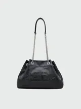 Bolso negro de cuero con textura granulada, con el nombre de la marca grabado en relieve en el frente. Tiene doble asa corta superior y una correa larga de cadena plateada con aplique de cuero en el hombro.