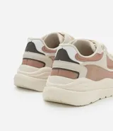 Championes jogging color rosa y blanco, con cordones y suela gruesa.