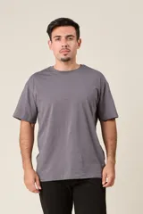 Remera gris de corte clásico y mangas cortas.