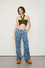 Pantalón jean de tiro bajo con estampado de ranas en azul y blanco, corte recto y bolsillos cargo.