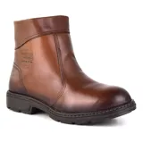Bota de cuero color marrón con interior de piel sintética, suela de goma y cierre lateral.