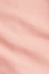 Remera de manga corta color rosado, de punto suave de algodón, con escote bote y hombros caídos.