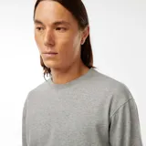 Buzo gris de cuello redondo y manga larga.