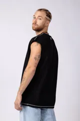 Musculosa color crudo de algodón estilo sudadera, corte oversize, con costuras verticales visibles en el frente y ruedo.