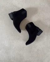 Botas texanas cortas de cuero vacuno color negro, con puntera fina y taco bajo.