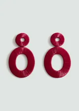 Par de aros colgantes color borgoña, con forma circular y diseño de hilos.