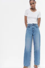 Pantalón de jean celeste de tiro alto, corte recto, con cinco bolsillos y cierre frontal con cremallera y botón metálico.