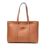 Cartera tote grande color habano, confeccionada en material símil cuero (PU) con textura granulada. Presenta asas largas fijas y herrajes metálicos color níquel. Posee un bolsillo exterior frontal con cierre y un bolsillo interior con cierre.