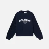 Sweater de tejido de punto acanalado color azul marino, con cuello redondo y manga larga abullonada. Presenta un estampado frontal en blanco con el texto "scuffers" en cursiva y debajo "EVERYDAY URBAN AESTHETICS".