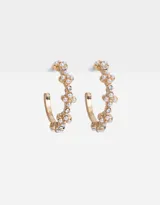 Aros tipo argolla dorados con apliques de perlas y strass.