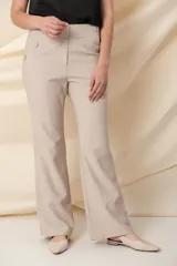 Pantalón de vestir color beige, de corte palazzo y cintura elastizada.
