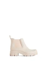 Botas de lluvia color beige, de goma con elástico en los costados y suela track.
