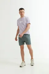 Short de baño de secado rápido color verde grisáceo, con cintura elástica y cordón ajustable.