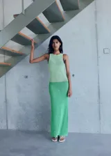 Vestido largo tejido al crochet en dos tonos de verde, sin mangas y con cuello redondo.