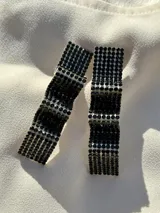 Aros colgantes con forma de cinta ondulada, color azul eléctrico, con apliques de strass.