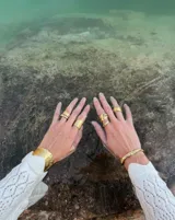 Brazalete ancho de bronce macizo con textura irregular.