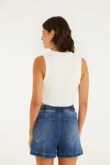 Top color beige, corte crop, con escote redondo y tirantes anchos.