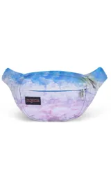 Riñonera JanSport Fifth Avenue con estampado de cielo celeste y lila.