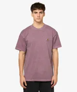Remera de manga corta Carhartt WIP modelo Vista, color malva con efecto lavado y textura acanalada. Presenta un pequeño parche con el logo de la marca cosido en el pecho izquierdo.