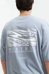 Remera celeste de algodón con estampado en el frente, de corte oversize y mangas cortas.