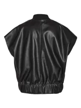 Chaleco sin mangas color negro, de material simil cuero, con cierre abotonado y ajuste elástico en la parte inferior.