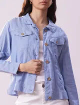 Camperita de lino estampado marca Dash, con abertura central con botones y bolsillos delanteros.