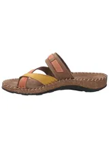 Sandalias de cuero color marrón con tiras en color naranja y amarillo. Tiene una tira con hebilla en el empeine y plantilla de cuero.