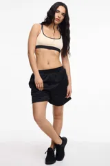 Short deportivo color bordó de tela satinada con cintura elastizada, bolsillos laterales y franja lateral blanca.