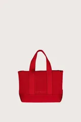 Bolso tote pequeño color rojo con textura acanalada y asas cortas.