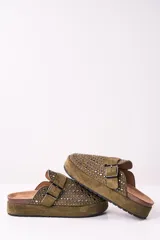 Zuecos de gamuza color verde militar con plataforma y hebilla ajustable. Decorados con tachas plateadas.