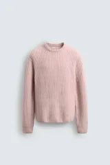 Sweater rosa de punto grueso con cuello redondo y mangas largas.