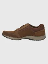 Zapato acordonado de cuero color marrón con suela de goma.