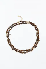 Collar de doble vuelta con piedras irregulares color marrón y detalles dorados.