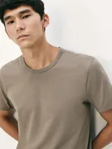 Remera azul marino de corte slim y mangas cortas.