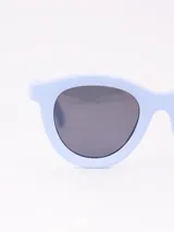 Lentes de sol con montura redondeada de plástico color fucsia y lentes oscuros.