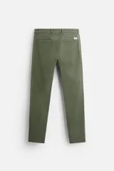 Pantalón chino azul marino, corte skinny fit, confeccionado en tejido de algodón con elasticidad. Cuenta con bolsillos frontales y traseros de vivo. Cierre frontal con cremallera y botón.