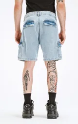 Bermuda cargo de jean celeste, con cintura con bragueta y botón metálico, calce regular y dos bolsillos laterales/delanteros.