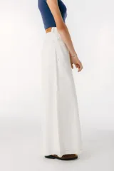 Pantalón de jean color borgoña, de corte wide leg y cintura alta.