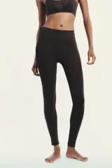 Calza capri de lycra color marrón oscuro, tiro alto y tejido combinado en tul a tono.