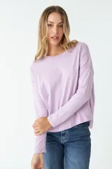 Remera de manga larga color lila, con escote redondo y corte regular.