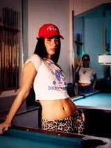 Remera color crudo de corte cropped con estampa de Chip y Dale.