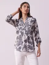 Blusa de gasa estampada con cuello a la base, escote en V y botones. Delantera con detalle plisado y largo de manga regulable con presilla y botón.