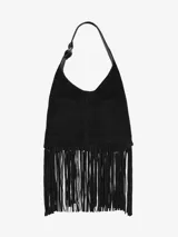 Bolso tipo cubo negro de cuero gamuzado con flecos largos en la parte inferior y asa de hombro ajustable.
