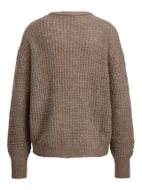 Sweater de punto color marrón con textura tipo waffle, cuello redondo y mangas largas.
