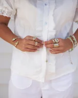 Anillo plateado con forma orgánica irregular, similar a un crustáceo marino.