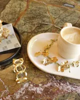 Collar corto con cordón de algodón color menta y flores de bronce.