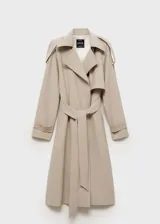 Trench color beige con solapas, trabillas en los hombros y puños, cinturón desmontable y bolsillos laterales.